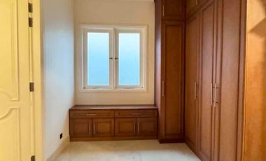 Rumah bagus di Taman Kedoya Baru Residence Full Terenovasi Semi Furnish harga bagus