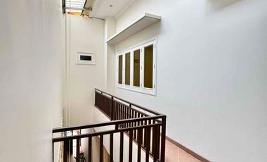 Rumah bagus di Taman Kedoya Baru Residence Full Terenovasi Semi Furnish harga bagus