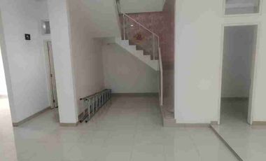 Dijual rumah bagus 3 lantai 4 kamar tidur di Pluit