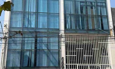 EDIFICIO EN INIGUALABLE UBICACIÓN VISTA HERMOSA LA ZONA DORADA DE CUERNAVACA. CON 10 ESTACIONAMIENTOS