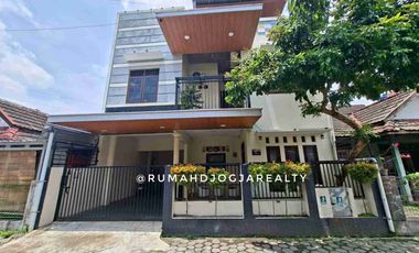 Rumah Modern Minimalis 3 Lantai Dalam Perumahan Wirosaban Yogyakarta