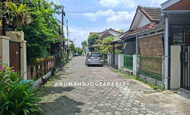 Rumah Modern Minimalis 3 Lantai Dalam Perumahan Wirosaban Yogyakarta