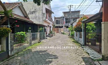 Rumah Modern Minimalis 3 Lantai Dalam Perumahan Wirosaban Yogyakarta