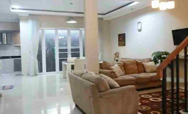 Sewa Cepat Rumah Eksklusif 2 Lantai Furnish di Water Spring Grand Wisata