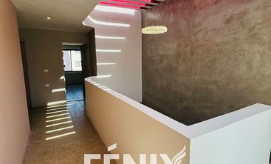 Casa en Venta: Fracc. Santa María Coatepec- Diseño minimalista y amplio jardín