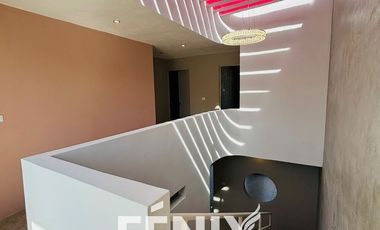 Casa en Venta: Fracc. Santa María Coatepec- Diseño minimalista y amplio jardín