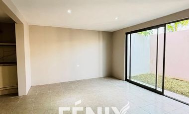 Casa en Venta: Fracc. Santa María Coatepec- Diseño minimalista y amplio jardín
