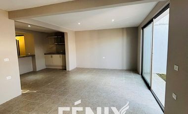 Casa en Venta: Fracc. Santa María Coatepec- Diseño minimalista y amplio jardín