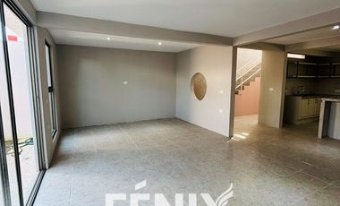 Casa en Venta: Fracc. Santa María Coatepec- Diseño minimalista y amplio jardín