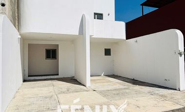 Casa en Venta: Fracc. Santa María Coatepec- Diseño minimalista y amplio jardín