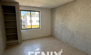 Casa en Venta: Fracc. Santa María Coatepec- Diseño minimalista y amplio jardín