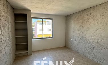 Casa en Venta: Fracc. Santa María Coatepec- Diseño minimalista y amplio jardín