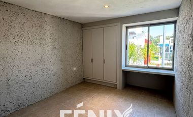 Casa en Venta: Fracc. Santa María Coatepec- Diseño minimalista y amplio jardín