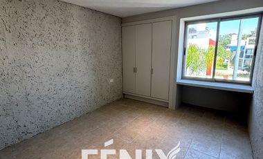 Casa en Venta: Fracc. Santa María Coatepec- Diseño minimalista y amplio jardín