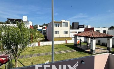 Casa en Venta: Fracc. Santa María Coatepec- Diseño minimalista y amplio jardín