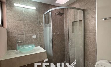 Casa en Venta: Fracc. Santa María Coatepec- Diseño minimalista y amplio jardín