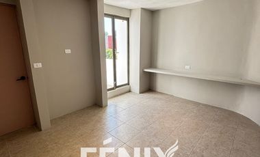 Casa en Venta: Fracc. Santa María Coatepec- Diseño minimalista y amplio jardín