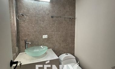 Casa en Venta: Fracc. Santa María Coatepec- Diseño minimalista y amplio jardín