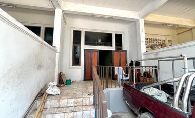 Rare Item!!! Property near the Skytrain generating 6% annual return! For sale: 3-storey townhome near MRT Bang Khae and Bang Khae Market, 3-storey