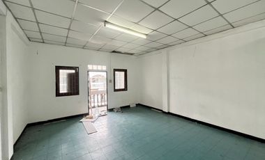 Rare Item!!! Property near the Skytrain generating 6% annual return! For sale: 3-storey townhome near MRT Bang Khae and Bang Khae Market, 3-storey