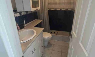 Casa de venta con suite independiente, conjunto cerrado, Einstein/Carcelén. 4 hab. Excelente estado.