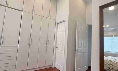 Casa de venta con suite independiente, conjunto cerrado, Einstein/Carcelén. 4 hab. Excelente estado.