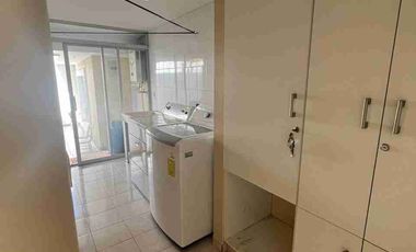 Casa de venta con suite independiente, conjunto cerrado, Einstein/Carcelén. 4 hab. Excelente estado.