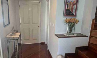 Casa de venta con suite independiente, conjunto cerrado, Einstein/Carcelén. 4 hab. Excelente estado.