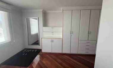Casa de venta con suite independiente, conjunto cerrado, Einstein/Carcelén. 4 hab. Excelente estado.