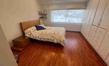 Casa de venta con suite independiente, conjunto cerrado, Einstein/Carcelén. 4 hab. Excelente estado.