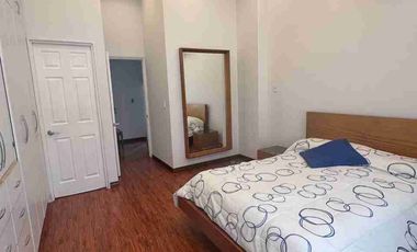 Casa de venta con suite independiente, conjunto cerrado, Einstein/Carcelén. 4 hab. Excelente estado.