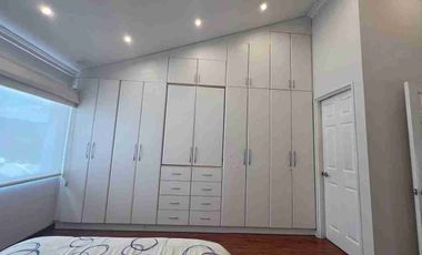 Casa de venta con suite independiente, conjunto cerrado, Einstein/Carcelén. 4 hab. Excelente estado.