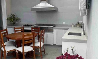 Casa de venta con suite independiente, conjunto cerrado, Einstein/Carcelén. 4 hab. Excelente estado.