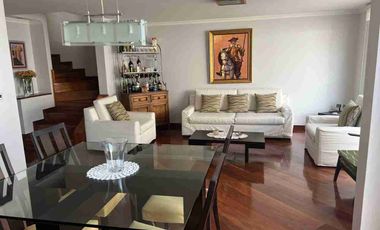 Casa de venta con suite independiente, conjunto cerrado, Einstein/Carcelén. 4 hab. Excelente estado.