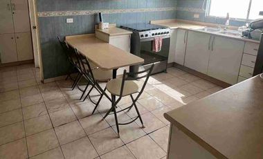 Casa de venta con suite independiente, conjunto cerrado, Einstein/Carcelén. 4 hab. Excelente estado.