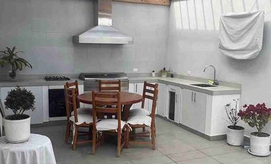 Casa de venta con suite independiente, conjunto cerrado, Einstein/Carcelén. 4 hab. Excelente estado.