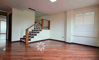 EN VENTA - AMPLIO DEPARTAMENTO DUPLEX, com vista al Rio Tomebamba, ubicado en el sector de Puertas del Sol.