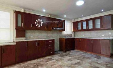 EN VENTA - AMPLIO DEPARTAMENTO DUPLEX, com vista al Rio Tomebamba, ubicado en el sector de Puertas del Sol.