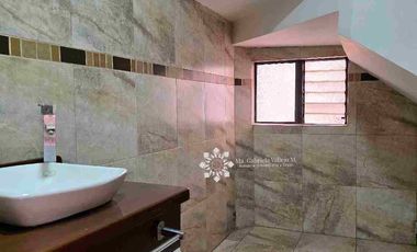 EN VENTA - AMPLIO DEPARTAMENTO DUPLEX, com vista al Rio Tomebamba, ubicado en el sector de Puertas del Sol.