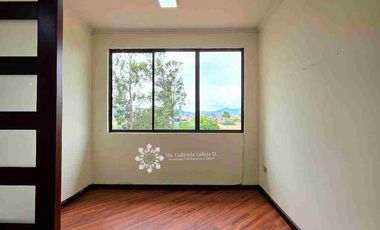 EN VENTA - AMPLIO DEPARTAMENTO DUPLEX, com vista al Rio Tomebamba, ubicado en el sector de Puertas del Sol.