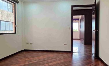 EN VENTA - AMPLIO DEPARTAMENTO DUPLEX, com vista al Rio Tomebamba, ubicado en el sector de Puertas del Sol.