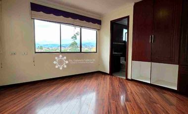 EN VENTA - AMPLIO DEPARTAMENTO DUPLEX, com vista al Rio Tomebamba, ubicado en el sector de Puertas del Sol.