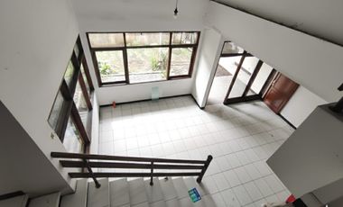 DISEWAKAN RUMAH COCOK DIJADIKAN KANTOR/TEMPAT TINGGAL DI KOPO MELATI  L