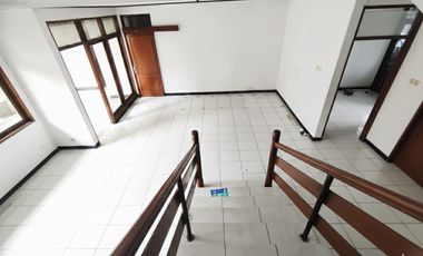 DISEWAKAN RUMAH COCOK DIJADIKAN KANTOR/TEMPAT TINGGAL DI KOPO MELATI  L