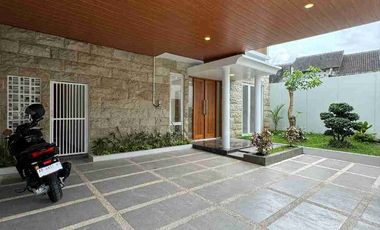 Rumah 2 Lantai Dekat Hotel Hyatt