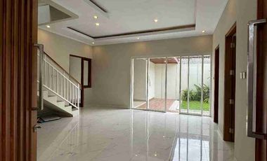 Rumah 2 Lantai Dekat Hotel Hyatt