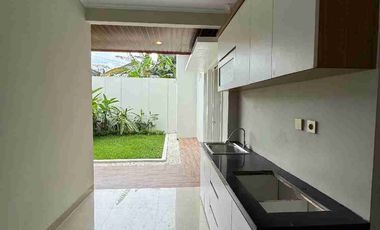 Rumah 2 Lantai Dekat Hotel Hyatt