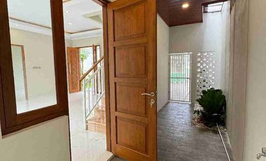 Rumah 2 Lantai Dekat Hotel Hyatt