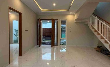 Rumah 2 Lantai Dekat Hotel Hyatt