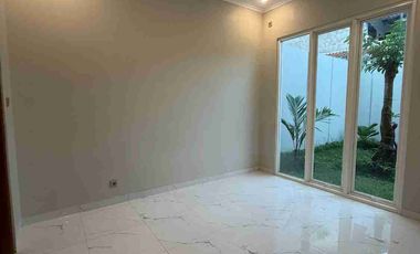 Rumah 2 Lantai Dekat Hotel Hyatt